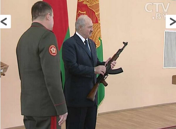 Лукашенко получил в подарок от министра обороны автомат Калашникова