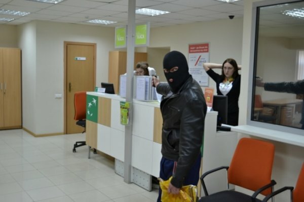 В Мозырском районе мужчина совершил разбойное нападение на банк